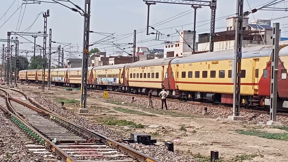 ar_trainshorts's tweet image. 09002 Bhiwani Mumbai Central SF Special Train LHB Se ICF 
Full Video Link 👇
youtu.be/7BECAOGVBj8?si…
#bhiwani #mumbai #train 

📸 18 April 2026