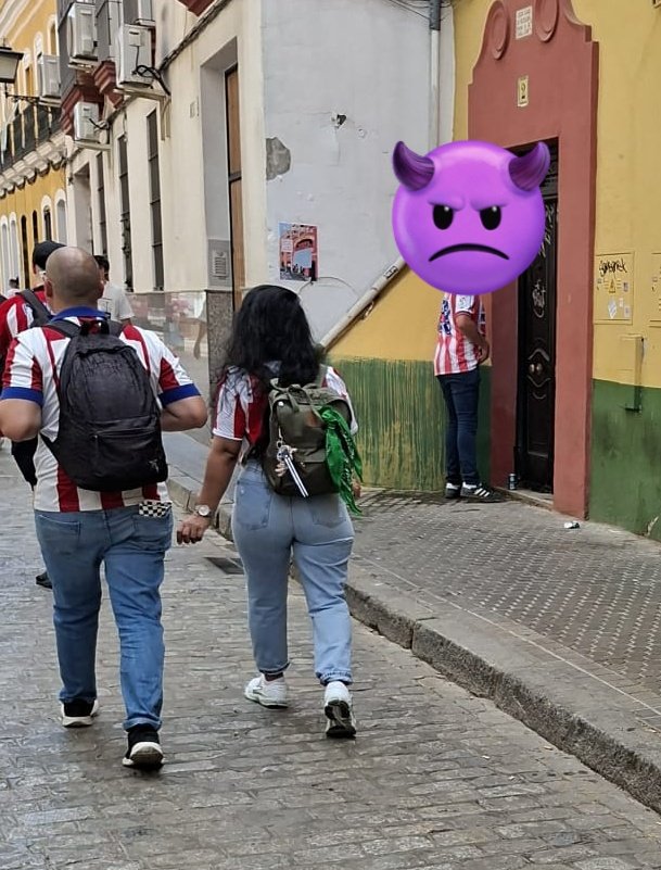 Empieza la 'lluvia dorada': la copa del MEAO en los barrios de #Sevilla. Los vecinos deben agradecer al alcalde Sanz —'Nongrato'—, a sus socios de Vox y al presidente de la Junta, <a href="/JuanMa_Moreno/">Juanma Moreno</a>, que nuestras familias tengan que aguantar el hedor de los orines.
#CopadelRey