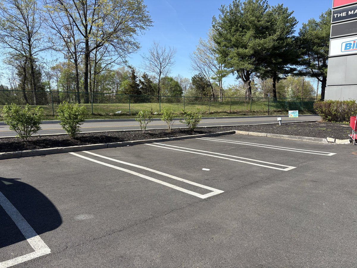 AxTheEx's tweet image. Why the HELL do people do this? 

There are TONS of empty spaces YET they park RIGHT next to you?!? 

Are folks REALLY this OBLIVIOUS ? 

🤦🏼‍♀️🫠🤦🏼‍♀️

#randomthoughts
