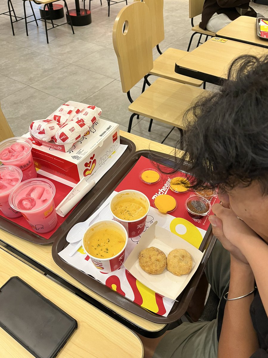 makanan sebanyak ini, yang makan cuma dua orang😭