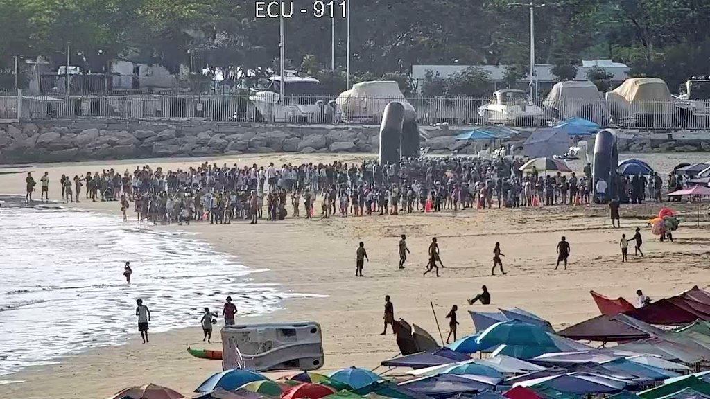 ecu911sambo's tweet image. 🏊‍♂️🚴‍♂️🏃‍♂️ #Salinas | Se visualiza el evento deportivo “1ra Válida del Campeonato Nacional de Triatlón 2026”, captado mediante #VideovigilanciaECU911.

🚓 Unidades en sitio coordinan el control de vías para garantizar la seguridad de los participantes.

#LíneaÚnicaParaEmergencias