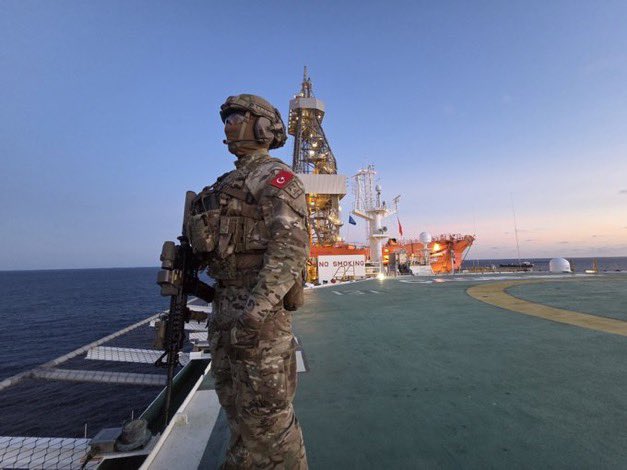 gizliservis06's tweet photo. Milli Savunma Bakanlığı:

“Sondaj gemilerimize tam koruma! 🇹🇷🇸🇴”

“Somali Türk Deniz Görev Grubumuz; Çağrı Bey sondaj gemisi ile Korkut, Altan, Sancar destek gemilerine refakat ve karakol desteğine devam ediyor.”

“Kısa süre önce bölgeye ulaşan Çağrı Bey sondaj gemisinde görevli bulunan SAT Unsur Komutanlığı personelimiz de sondaj çalışmaları için bizzat koruma görevi yapıyor.”