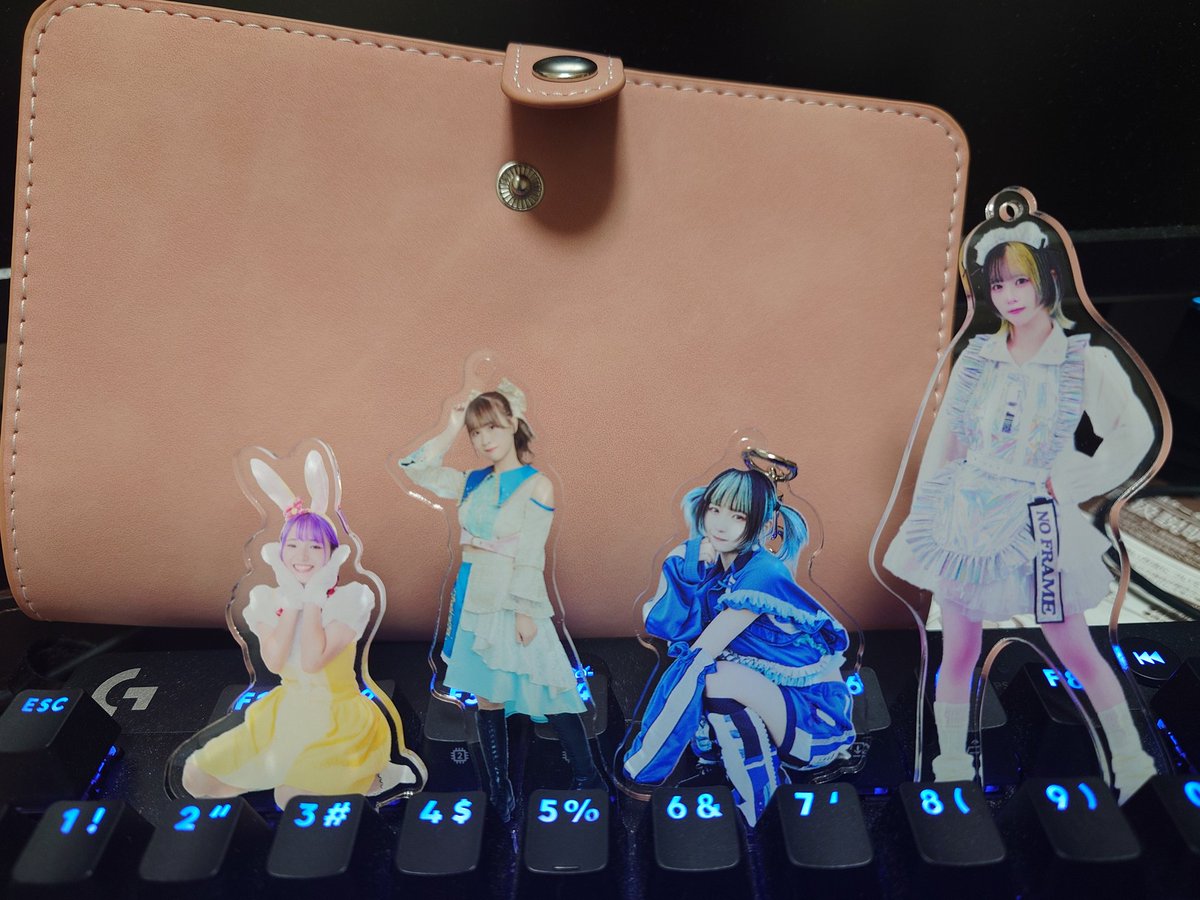 hatune200208's tweet photo. まさか解散してから揃えることになるとは(笑)
なんかエモい!!
#BLUU
#CLUU
#逢坂はつね
#青野みうな
#雲音りな
#杉野ふう https://t.co/d0Q7Sno3WS