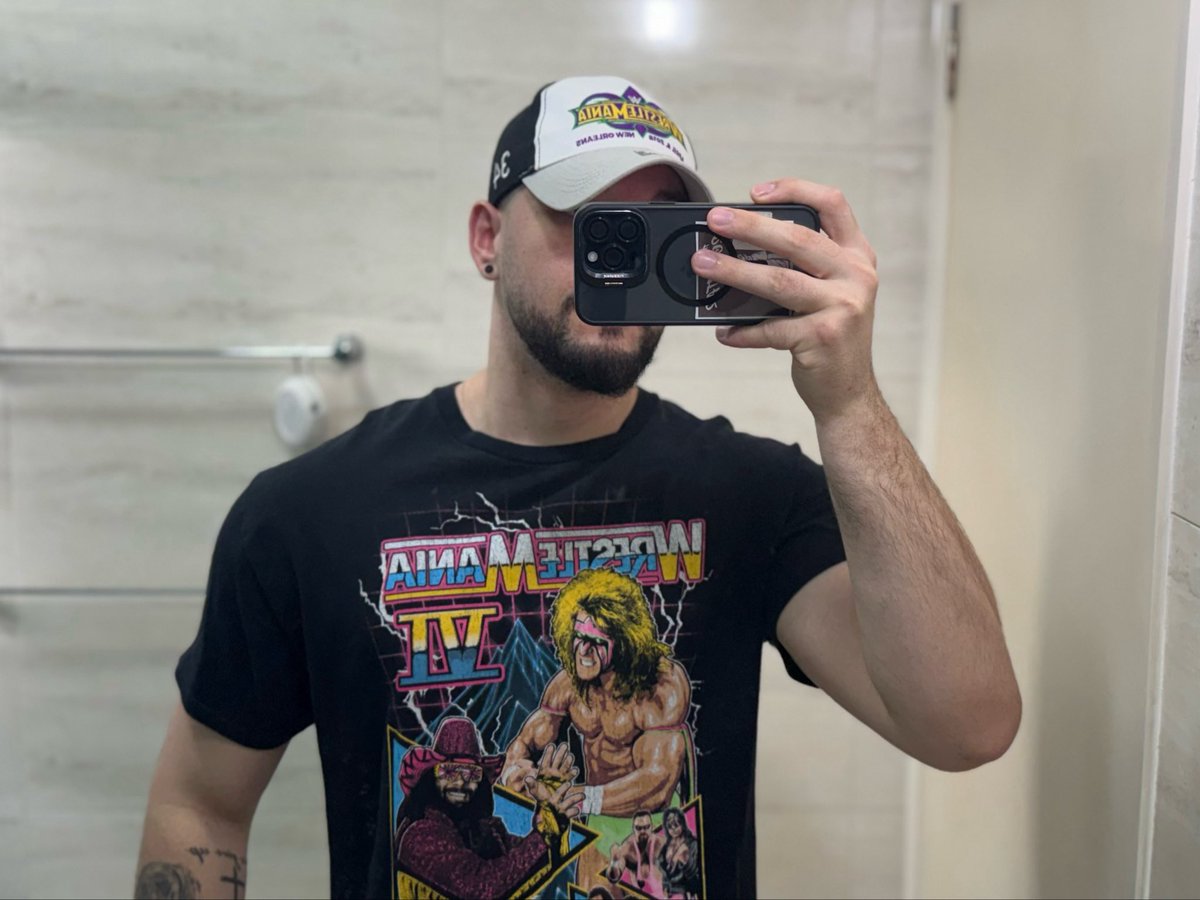 Eu a semana toda falando que não tava no hype pra Wrestlemania.

Eu no dia da #wrestlemania