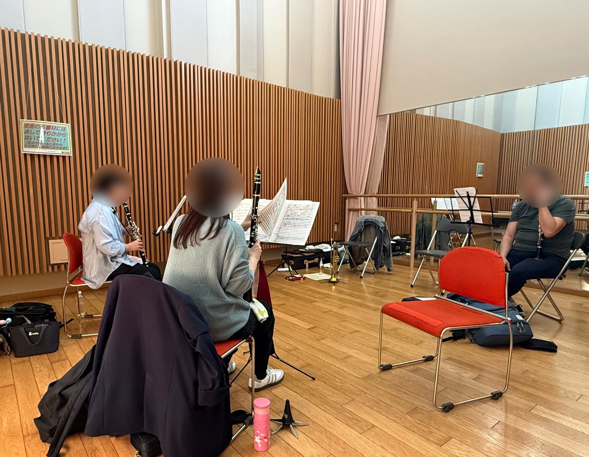 wind_soyo2006's tweet photo. 🎼相洋ウィンドアンサンブルです📯

今日は、瀬谷で練習でした✌️

前半は久しぶりにトロンボーンの方が
来てくださり、少し合わせて😌

後半はクラとラッパだけになったので
1曲を重点的に練習しました✨🎺

いつも少ない人数ですけど
楽しくやってます❗️😆

#音楽
#楽団
#吹奏楽
#OBOG
#音楽を味わう https://t.co/5ZQkJbLSYP
