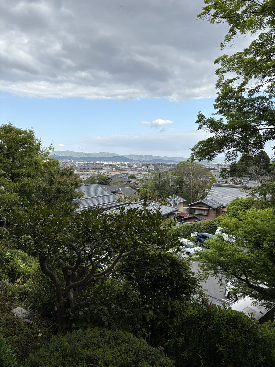 akinobee's tweet photo. 妙徳山 華厳寺 鈴虫寺さんへ数年ぶりに参拝。

鈴虫が鳴いている部屋でお茶とお菓子を召し上がりながら30分程度のお法話を聴く。
草鞋を履いたお地蔵さんが一つだけ願いを叶えに来てくださる事で有名なお寺さんです。相変わらずお庭も綺麗で、ホッとするひと時が持てます。

#鈴虫寺 https://t.co/vscxGt220q