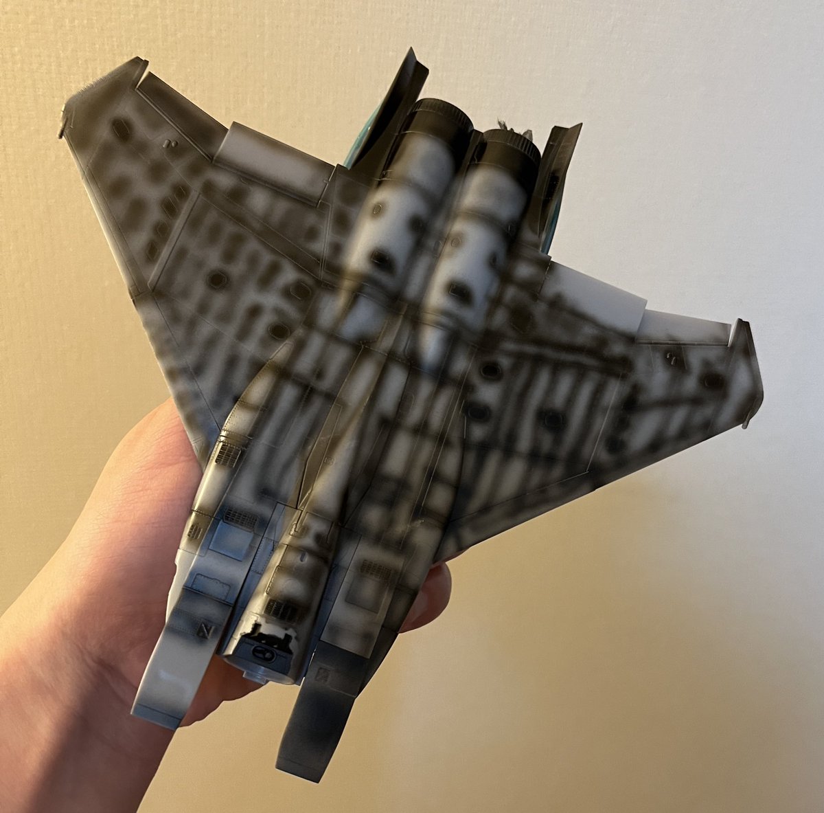 左右でシェーディングが違うけどとにかく完成させないと買ってくれた夫に申し訳が立たないファインモールドのF-15J
明日はコンビニで説明書をコピーだ！