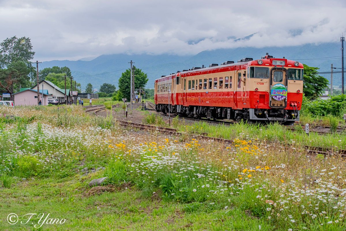 nunobestation's tweet photo. 想い出の臨時列車、初めての企画「ふらの」号。
ありがとうツートン、
そしていよいよプロジェクト始動の布部駅。
いろいろな思いの詰まった1枚を
友人よりいただきました。
ありがとうございます！
〜根室本線　布部駅　2022/7/2〜 https://t.co/ErBkwYe0lh