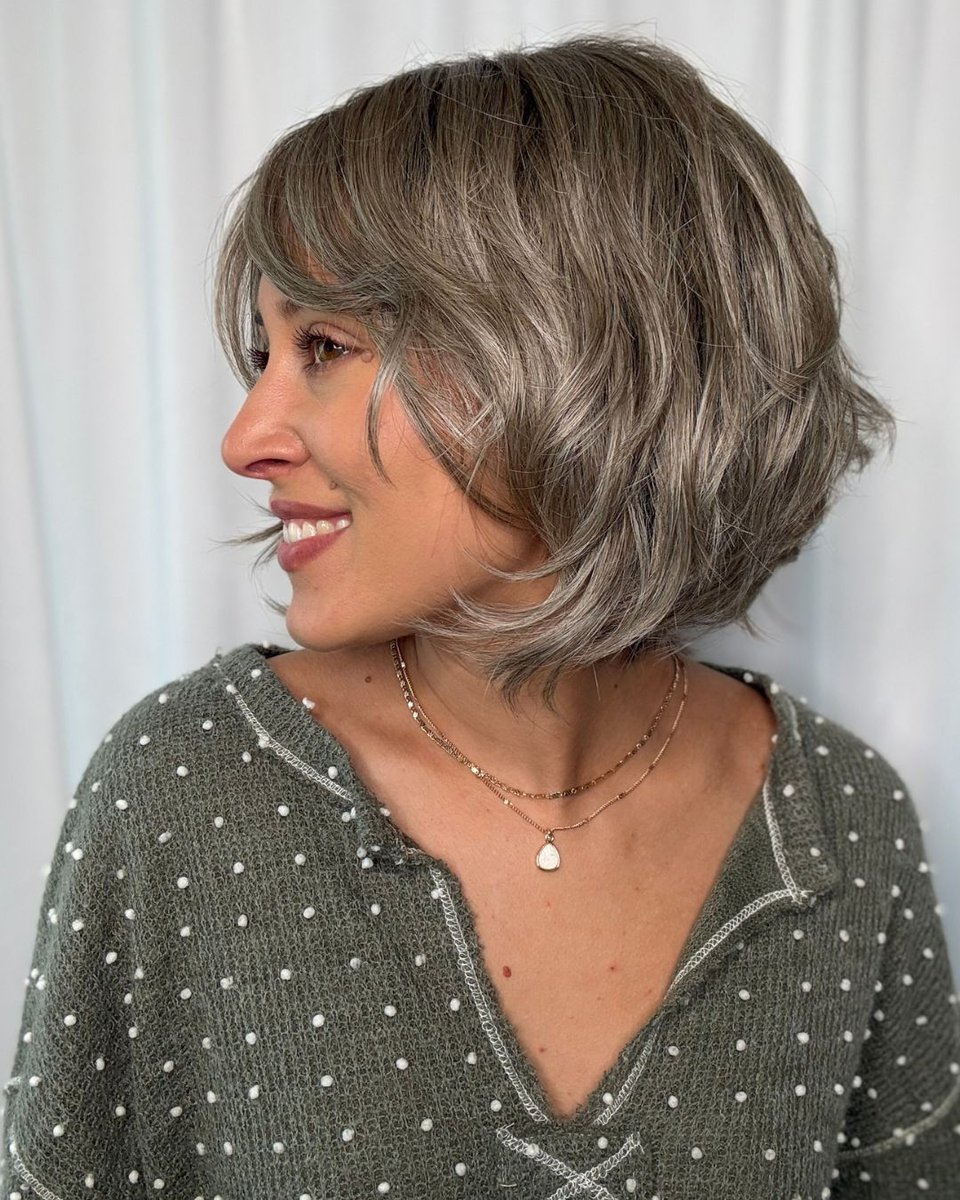 Brann by @reneofparis in Greige-R 🩶🥰 This is a chic, feathered bob with ...