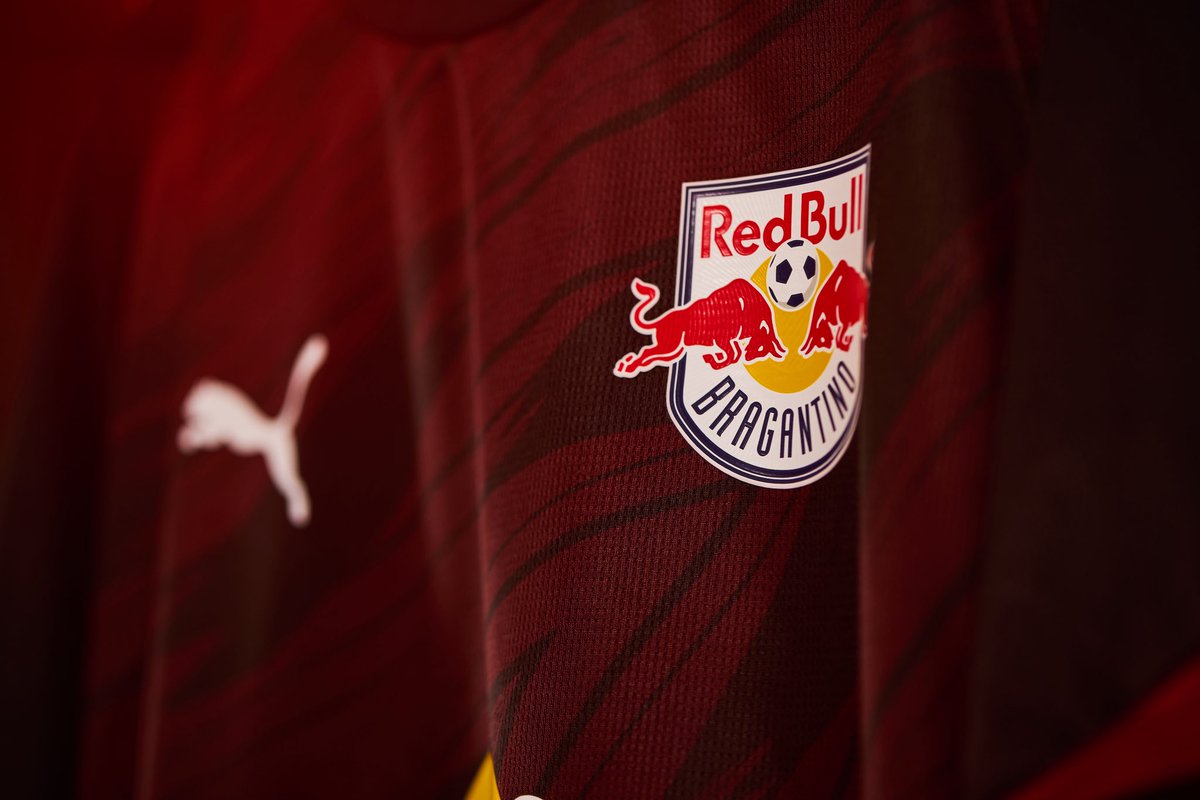 RedBullBraga's tweet photo. A nova camisa 2 do Red Bull Bragantino, feita para quem vive o clube dentro e fora do estádio. ⚽️🪽🏟️

À venda na https://t.co/rkSuDwhJkk, lojas PUMA Morumbi, Tatuapé e https://t.co/0bVCLru4vr.

#AlmaBragantina https://t.co/soGv7DpzoJ