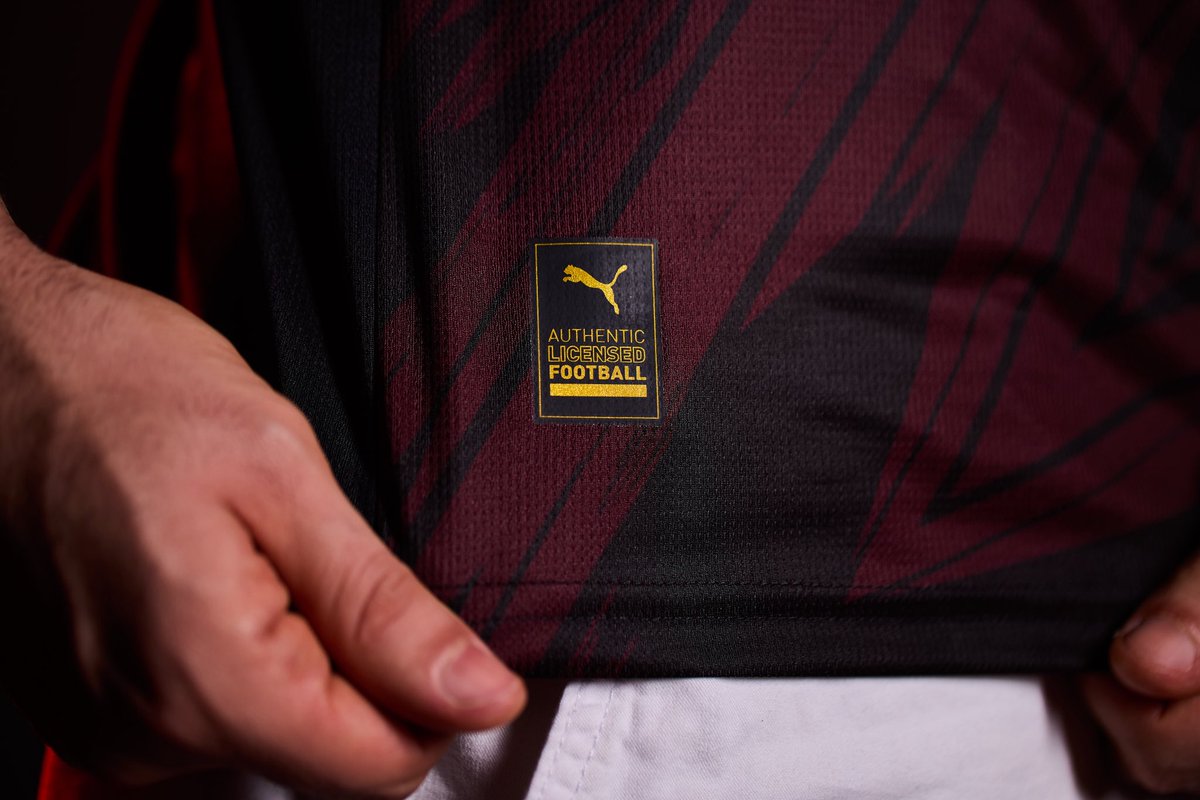 RedBullBraga's tweet photo. A nova camisa 2 do Red Bull Bragantino, feita para quem vive o clube dentro e fora do estádio. ⚽️🪽🏟️

À venda na https://t.co/rkSuDwhJkk, lojas PUMA Morumbi, Tatuapé e https://t.co/0bVCLru4vr.

#AlmaBragantina https://t.co/soGv7DpzoJ