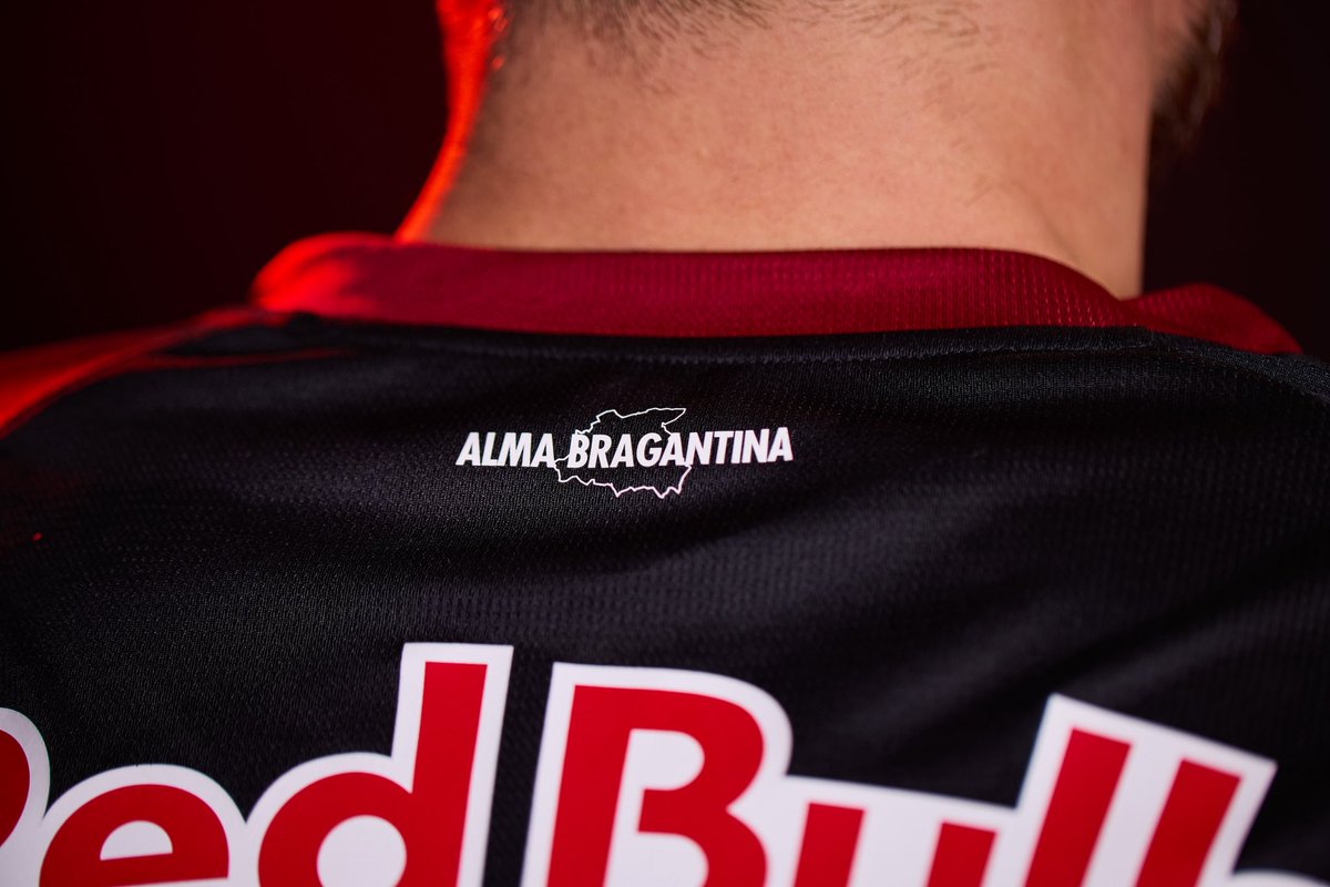 RedBullBraga's tweet photo. A nova camisa 2 do Red Bull Bragantino, feita para quem vive o clube dentro e fora do estádio. ⚽️🪽🏟️

À venda na https://t.co/rkSuDwhJkk, lojas PUMA Morumbi, Tatuapé e https://t.co/0bVCLru4vr.

#AlmaBragantina https://t.co/soGv7DpzoJ