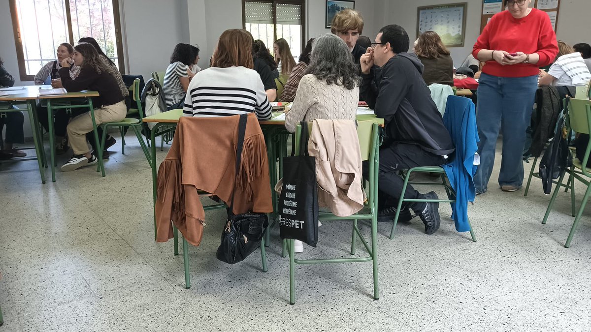 CFRdeVigo's tweet photo. Rematamos as Xornadas de Educación Ambiental no CIFP A Granxa, deseñando, en grupo, unha situacion de aprendizaxe para unha temática medioambiental, nunha etapa educativa e utilizando unha técnica das aprendidas boa obradoiros. https://t.co/0RYjaZrXxR