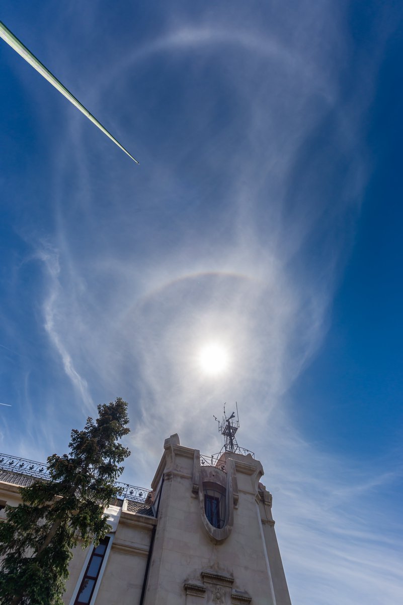 alfons_pc's tweet photo. Dos fotometeors simultanis avui al migdia #obsFabra: #haloSolar (anella lluminosa petita amb el Sol al mig) + CERCLE PARHÈLIC (anella lluminosa gran que intercepta al Sol amb el zenit al seu centre) @btveltemps @3CatInfoelTemps @tempsdemeteo @meteocat @AEMET_Cat @WMO @atoptics https://t.co/ZP0D837E2r