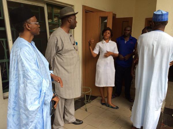 Chigozieialex's tweet photo. Mallam Nasir @elrufai was visting Rivers State sometime in 2013 and had an unscheduled stop at the Elekahia primary health centre in Rivers State built by Rotimi Amaechi. As you can see on the first frame, he was been shown around by a young nurse and he was very impressed.

Mind you, this healthcare center was just one out of the over 250 built in every community across the state to standard.

Amaechi is the most qualified candidate to lead Nigeria in 2027.

#OperationShowUs
