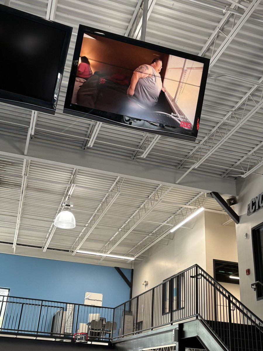 BeagleTalks's tweet photo. My 600 pound life on the gym tv https://t.co/I6qInuKOu9