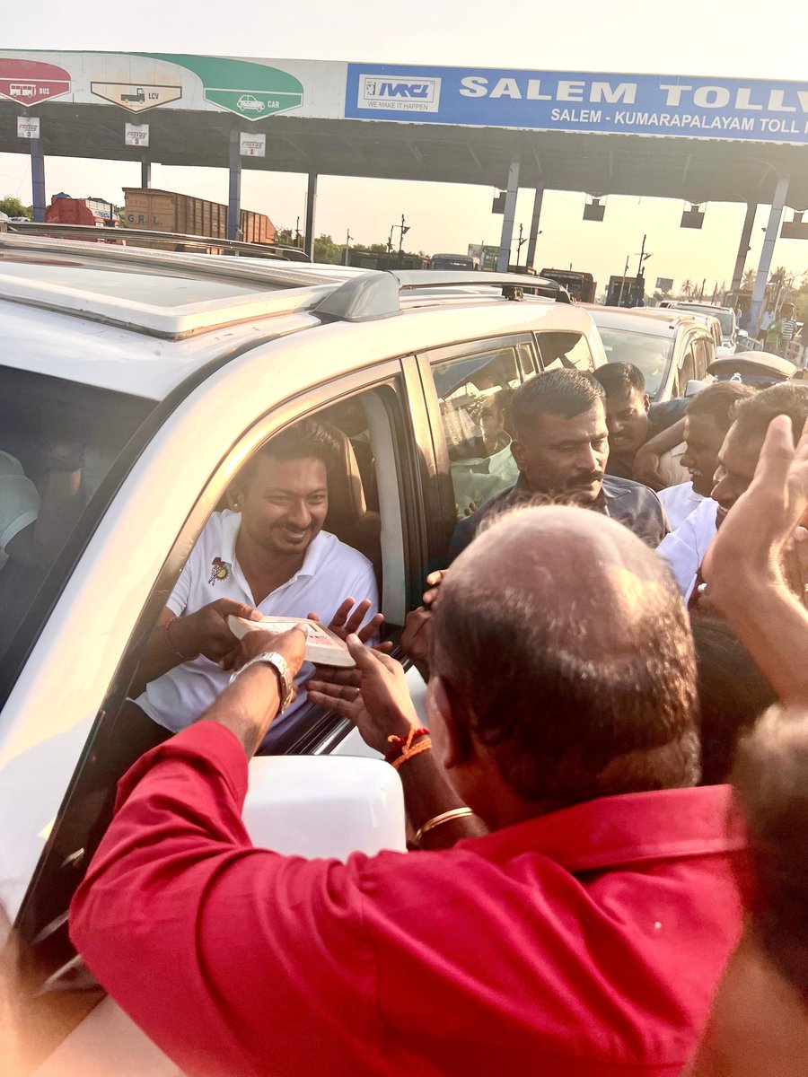 AMSRajkumarUswa's tweet photo. சேலம் மாவட்டத்திற்கு வருகை தந்த மாண்புமிகு துணை முதலமைச்சர் ஆருயிர் அண்ணன் திரு. @Udhaystalin  அவர்களை வரவேற்ற மகிழ்ச்சியான தருணம்.... https://t.co/64l6SOYQBs