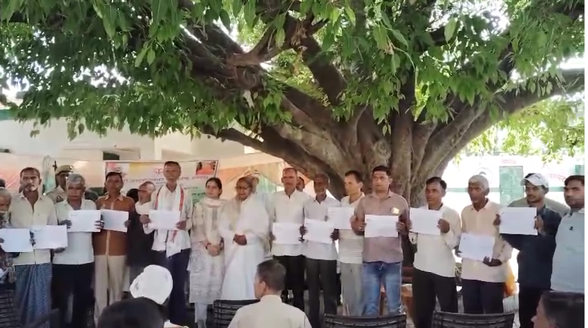 bstvlive's tweet image. संभल 

➡मंत्री गुलाब देवी ने बांटे किसानों को चेक
➡ओलावृष्टि से नुकसान की भरपाई को बांटे
➡गांव भवन और राजपुर गांव के किसान
➡115 किसानों कों बांटे 4 लाख 19 हजार 

#Sambhal #Farmers #UttarPradesh @gulabdeviup