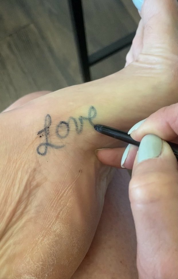 SilverArchLady's tweet image. How much do you love me? #feet #aesthetic #cursive #foot #footniche #toes