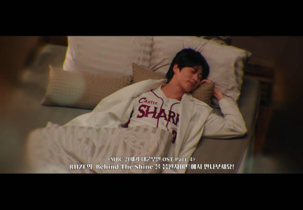 godsummerplum's tweet photo. he’s not allowed to wear any type of uniform so he did not wear the jersey huiju got him for them to have a couple item but forbade hyeon to wear it because HE HAD A PLAN 😭

#perfectcrown #perfectcrownep4 https://t.co/xcpfHklZjg
