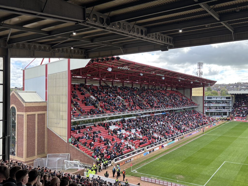 BCAFCBH's tweet image. Barnsley 2-2 Bradford City
Oakwell- Att: 14,936 (5,141 away)

Where do you begin with that? Took us falling behind to 10 men to start playing then still manage to blow it with the last kick of the game. Just like last year relying on others stalling to get over the line. #bcafc