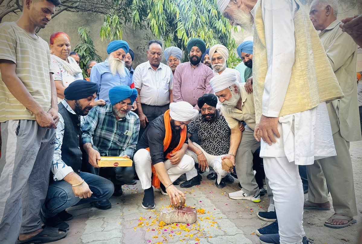 JarnailSinghAAP's tweet image. “लोगों का निरंतर आशीर्वाद पाने का एक ही सूत्र है ✨उनसे लगातार मिलना, उनकी सेवा करना और उनके बताए काम करना।
इसी क्रम में आज क्षेत्रवासियों के आदेश पर संतगढ़ पार्क के नवीनीकरण कार्य का शुभारंभ कर उनका आशीर्वाद प्राप्त किया।”

#DelhiDevelopment #AamAadmiParty #KaamBoltaHai