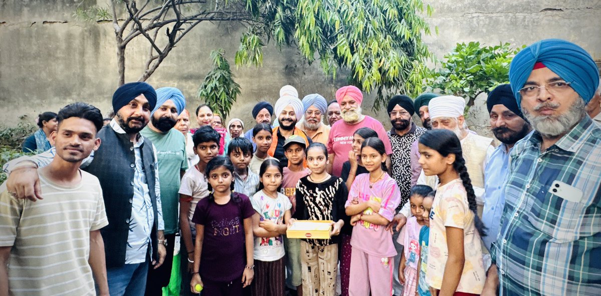 JarnailSinghAAP's tweet image. “लोगों का निरंतर आशीर्वाद पाने का एक ही सूत्र है ✨उनसे लगातार मिलना, उनकी सेवा करना और उनके बताए काम करना।
इसी क्रम में आज क्षेत्रवासियों के आदेश पर संतगढ़ पार्क के नवीनीकरण कार्य का शुभारंभ कर उनका आशीर्वाद प्राप्त किया।”

#DelhiDevelopment #AamAadmiParty #KaamBoltaHai