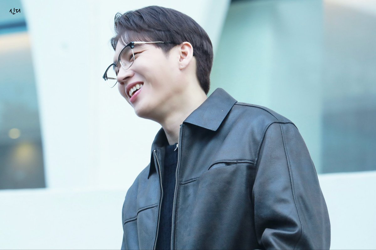 260411 뮤지컬 슈가 부산 

매력적인 사람들은 안경을 쓰면 더 멋있어 보이고 🤓
#인피니트 #남우현 #우현