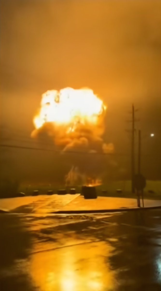 Anchor_Bread's tweet image. #CanadianArt #Drake #Film #Toronto #OK

Last night, much of T. heard a loud 💥 that was OK'd; says a spokesman for city council for a scene in Drake's film.
Unfortunately, the neighborhood wasn't warned.
The fireball was visible for over 10km and became a large column of smoke.🎬