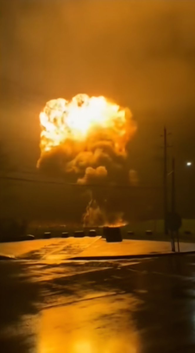 Anchor_Bread's tweet image. #CanadianArt #Drake #Film #Toronto #OK

Last night, much of T. heard a loud 💥 that was OK'd; says a spokesman for city council for a scene in Drake's film.
Unfortunately, the neighborhood wasn't warned.
The fireball was visible for over 10km and became a large column of smoke.🎬