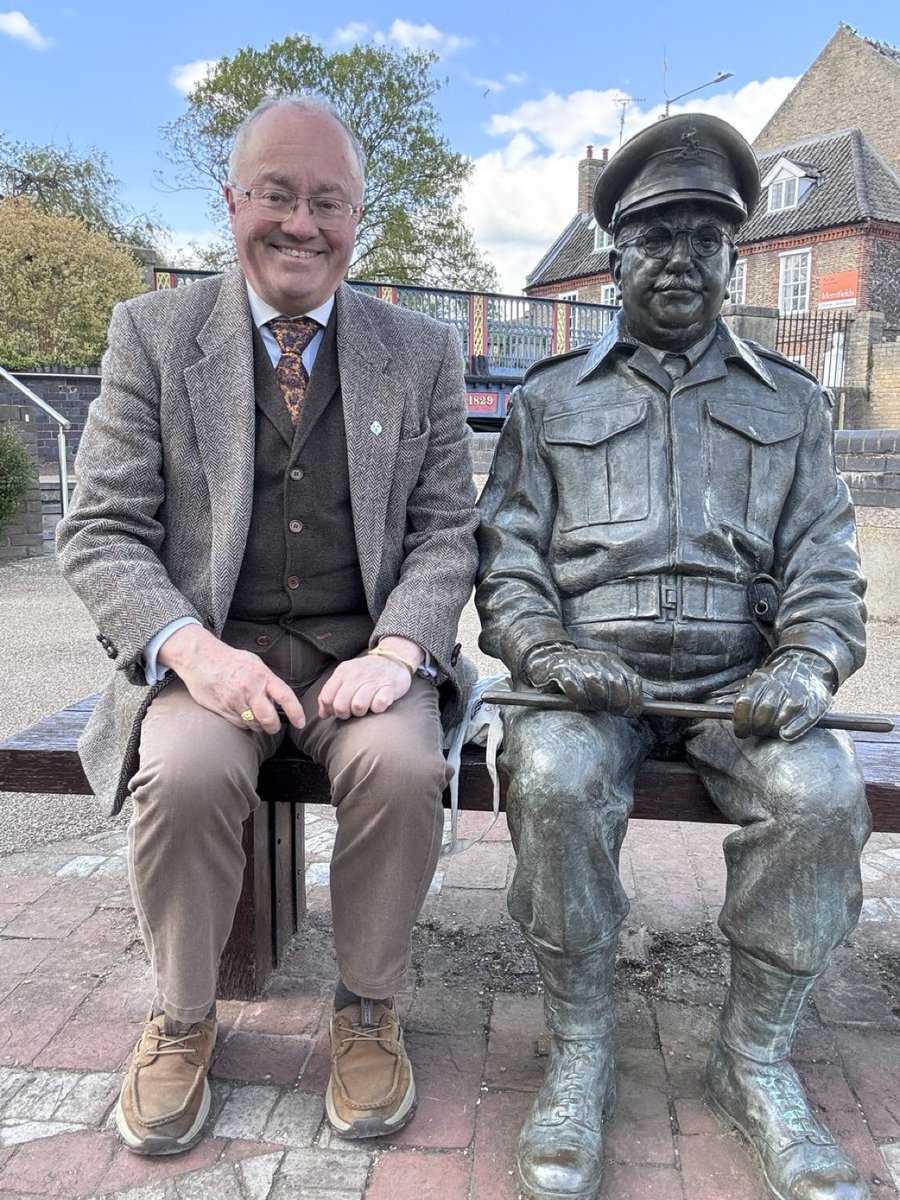 ReformDaily_'s tweet photo. 🫡PCC Rupert Matthews with an unexpected moment - sharing a park bench with Captain Mainwaring of the Wilmington-on-Sea Home Guard in Thetford, where the TV show was filmed

“Happy days of my youth” 🇬🇧

#ReformUK #Thetford #DadArmy [@Rupert_Matthews] https://t.co/nJqaPYVABY