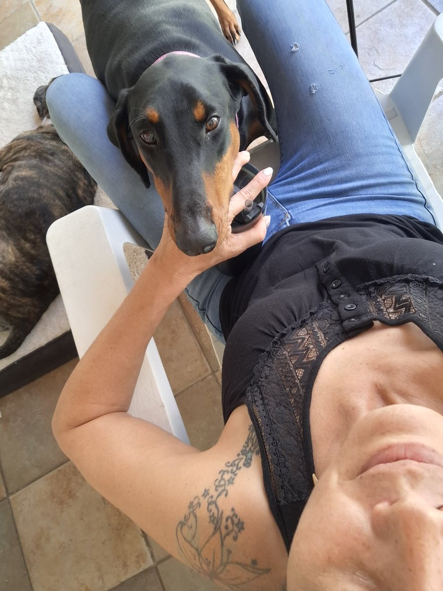 Chilling en el rancho pero con un doberman.