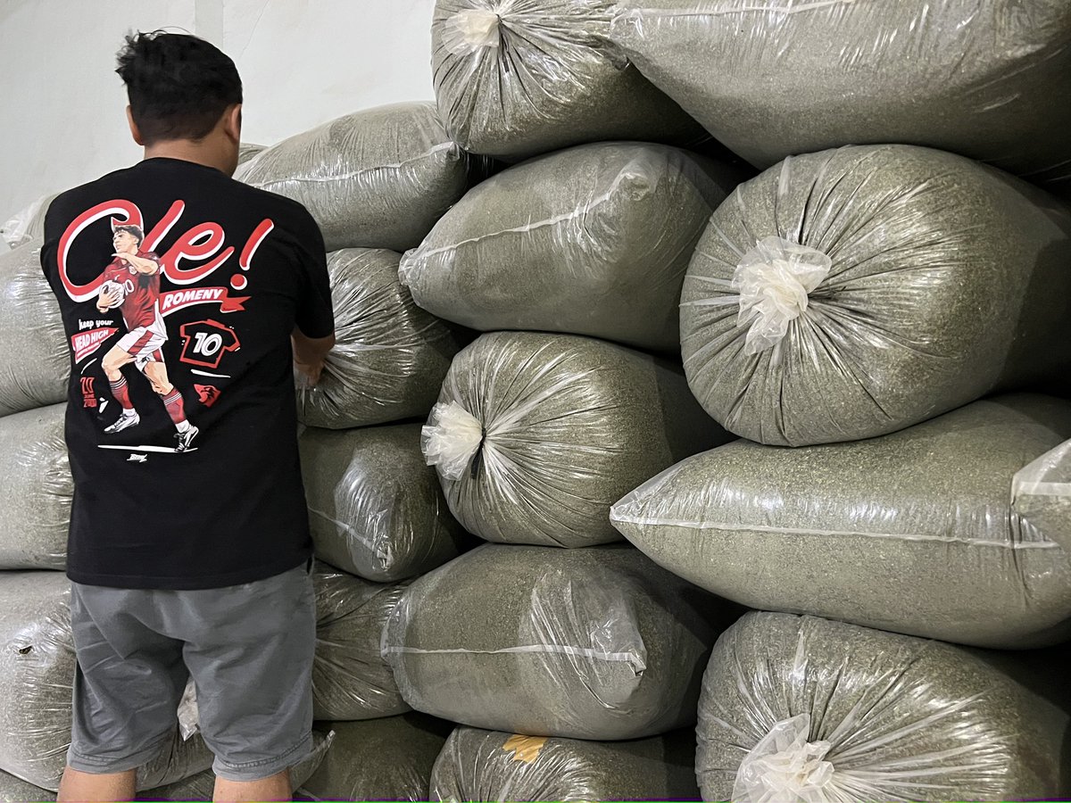 HerbsJocker's tweet image. Quality control 🌿💚#kratom #maengda #kr8tom