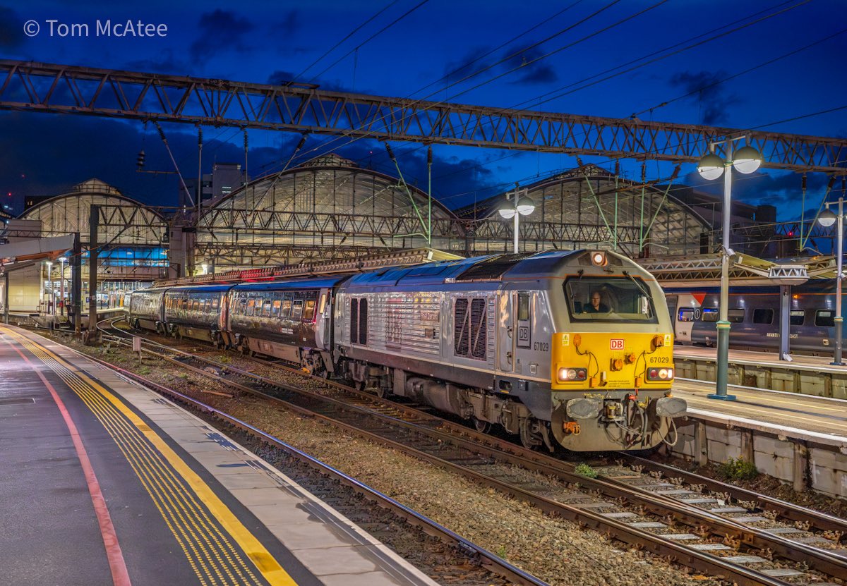 McateeTom's tweet image. 67029 'Royal Diamond' departs away from under Manchester Piccadilly station arches with the delayed 5K70 2024 Manchester Piccadilly to Crewe ECS. 📸 🏙️ 

⭐️ Gift Store ⬇️🏞️🚂
railwayartprintshop.etsy.com

#class67 #railways #ukrailways #manchester #trains