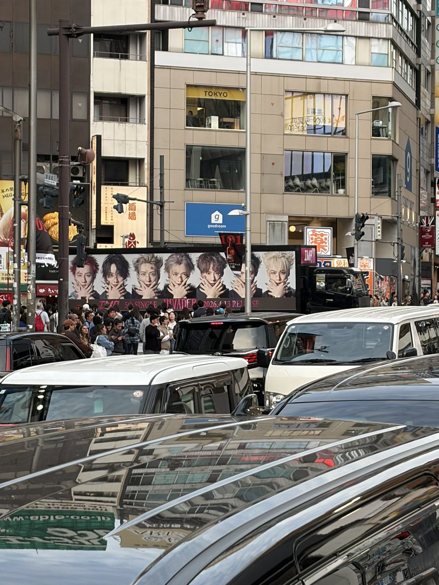 isbs_pico's tweet photo. ①スクランブルスクエアから見つけたアドトラ
②ヒカリエに向かう宮益坂の交差点で見つけたアドトラ
③動画撮りながら連打して撮ったアドトラ https://t.co/hkM06udrP2