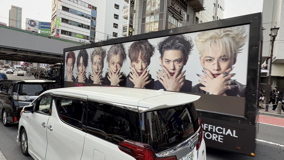 isbs_pico's tweet photo. ①スクランブルスクエアから見つけたアドトラ
②ヒカリエに向かう宮益坂の交差点で見つけたアドトラ
③動画撮りながら連打して撮ったアドトラ https://t.co/hkM06udrP2