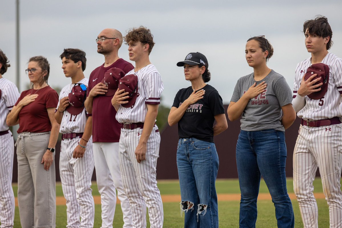 dhs_PackPress's tweet image. HONORING EDUCATORS | Davenport Baseball celebrated its annual Teacher Appreciation Night last Friday and earned another commanding win over Bandera. 📸 See more photos on our Pics of the Pack service.

#BTP | 📷 Lisa, Sophia