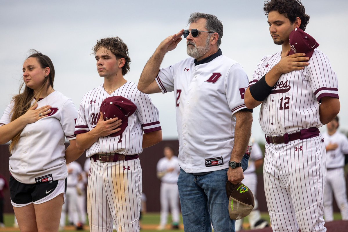 dhs_PackPress's tweet image. HONORING EDUCATORS | Davenport Baseball celebrated its annual Teacher Appreciation Night last Friday and earned another commanding win over Bandera. 📸 See more photos on our Pics of the Pack service.

#BTP | 📷 Lisa, Sophia