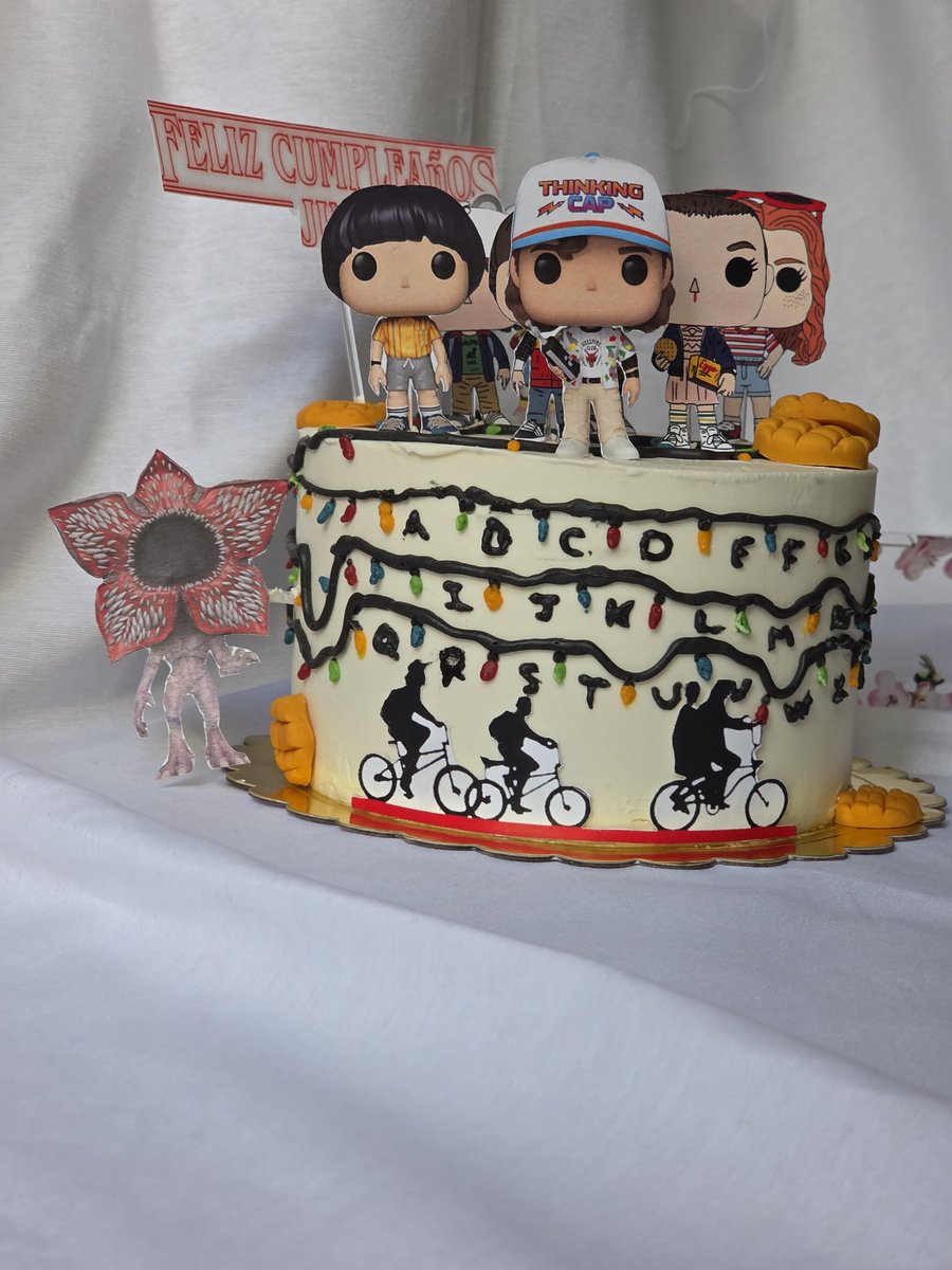 aacakes_es's tweet photo. Tarta temática Stranger Things
Una tarta para fans de Stranger Things que no pasa desapercibida 🔥 Luces, personajes y toda la esencia de la serie en un solo diseño.
#StrangerThings #TartaTematica #TartasMadrid https://t.co/IV6mRC6lXu