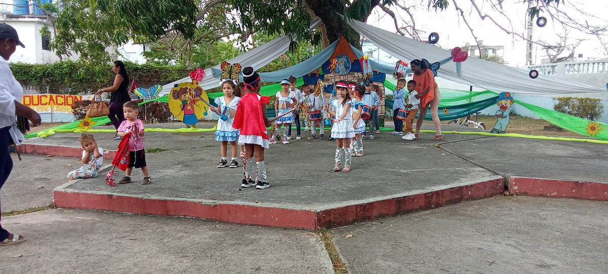 Cierra la Semana de la Victoria con la presentación del proyecto educativo comunitario "Por Una Infancia Feliz".Semana de extensas jornadas de actividades.
<a href="/EducacionIJ/">Educación Isla de la Juventud</a> .
<a href="/CubaMined/">MINED</a> .
<a href="/SentirPinero1/">Sentir Pinero</a> .
<a href="/EnaReyesTorre/">Ena Reyes Torres</a> .
#GironEsHoy.
#GironDeVictoria.