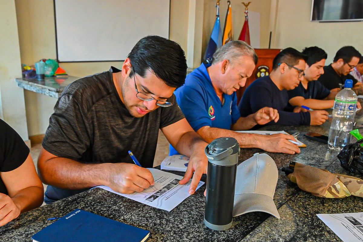 BomberosDuran's tweet photo. ¡Misión cumplida en el IESS Durán! 🛡️👨🚒
Culminó la capacitación técnica de brigadistas junto a @IESSec y Bomberos. En un simulador de fuego y espacios confinados, los equipos de 5 hospitales validaron su destreza para salvar vidas. 🏥🔥
¡Listos para la emergencia! #CBMCD https://t.co/y8goCa9gl0