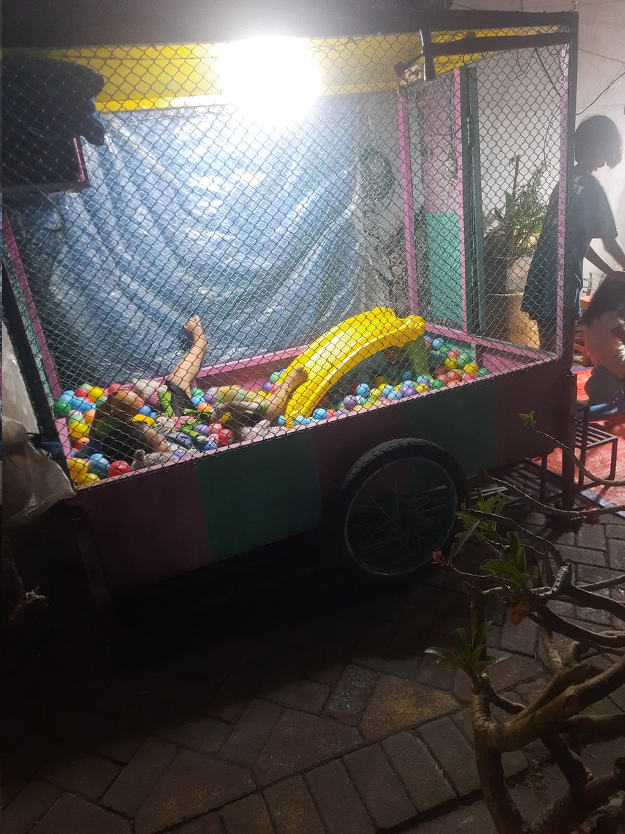 Tadi pas mau keluar beli makan, di depan kost ternyata lagi ada bazar. Hampir aja toddler vintage ini mau ikutan nyebur mandi bola. 😭☝🏼