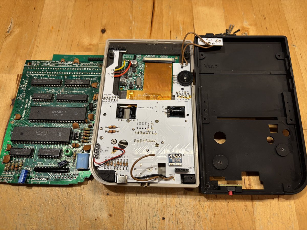 W11Ken's tweet image. 携帯ファミコン試作機
外観は前回とほぼ変わらないけど
中がかなり変更
ファミコン基板と自作基板はピン接続のみで接続
次のバージョンはスイッチとリセットもピン接続予定
スピーカーとモニターの配線は仕方無しかな
#Famicom
#Gameboy
#NES