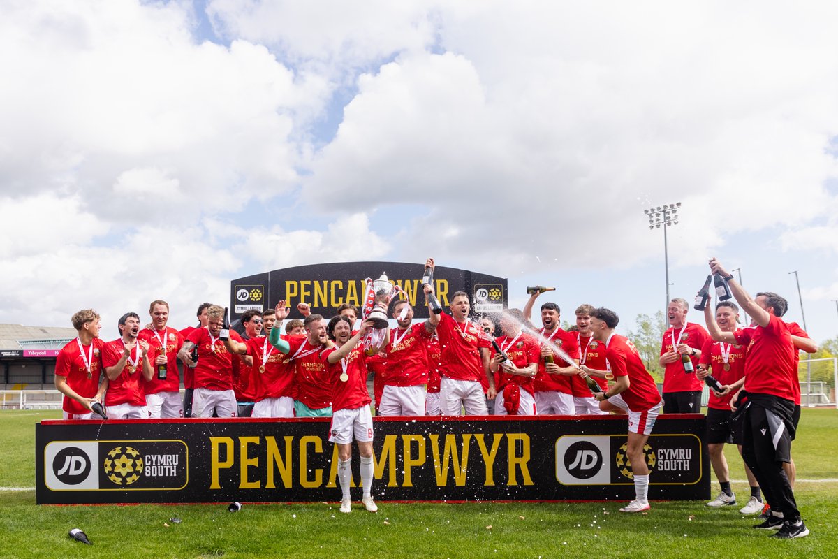 CymruLeagues's tweet photo. 🤩 @trefelinbgc get their hands on the trophy! https://t.co/kBRoLMrB2G