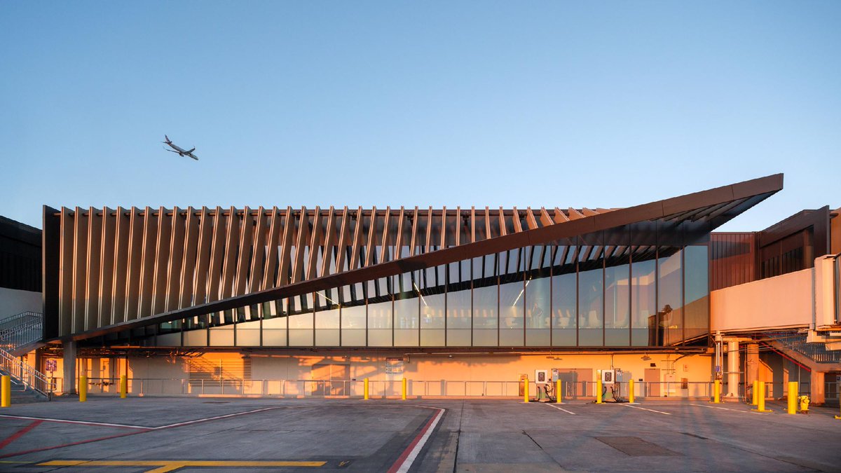 Woods Bagot adds modular terminal with aluminium fins to LAX:
dezeen.com/2026/04/16/woo…