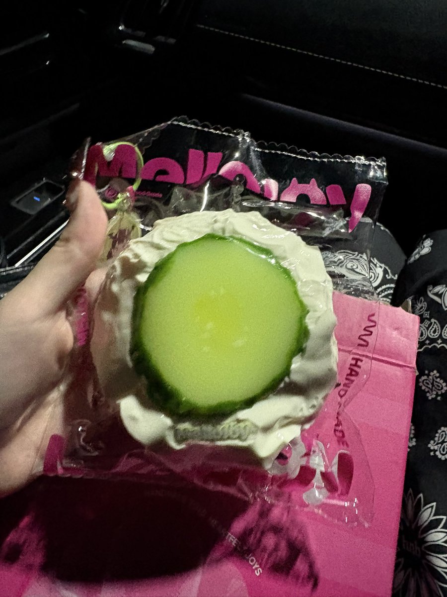 ななな tweet media