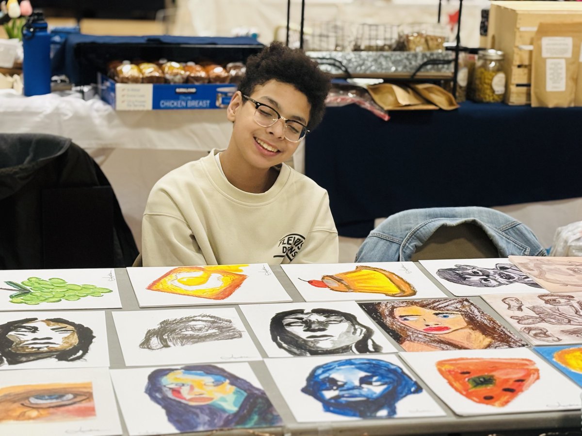 lahens25's tweet image. Supporting my son Art and Design #Artfair #FleurishDesigns