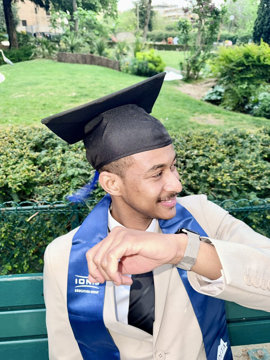 Sir_Abk_'s tweet photo. I graduated once more 👨‍🎓 https://t.co/wXgQTmcaTE