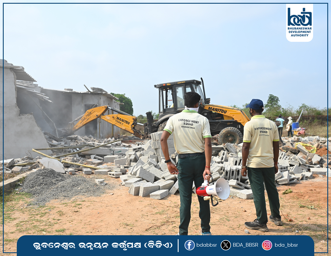 BDA_BBSR's tweet image. BDA today concluded a large-scale eviction drive in Shampur mouza, reclaiming nearly 61.4 acres of government land from illegal encroachment. A total of 739 houses were demolished on the second day, taking the overall count to 926 demolished houses.
#BDA #EvictionDrive