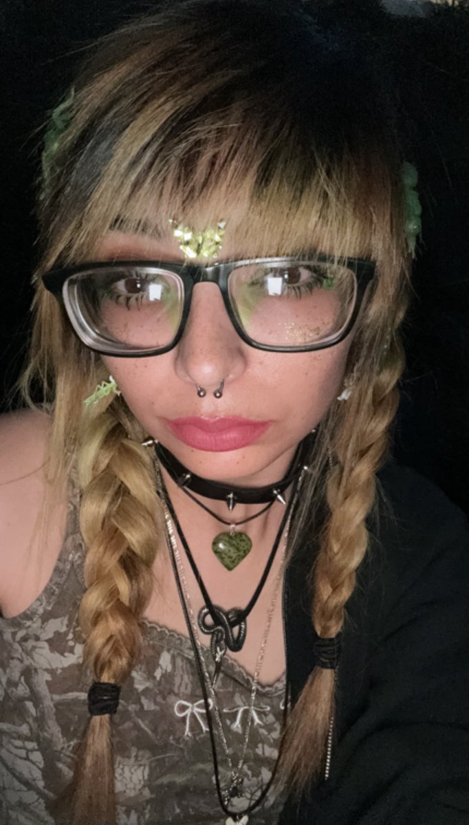 bugging0ut's tweet image. i love #green 🌱🌱🌱